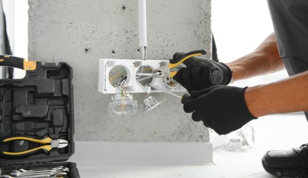 Électricien pour particuliers, secteur tertiaire et industries